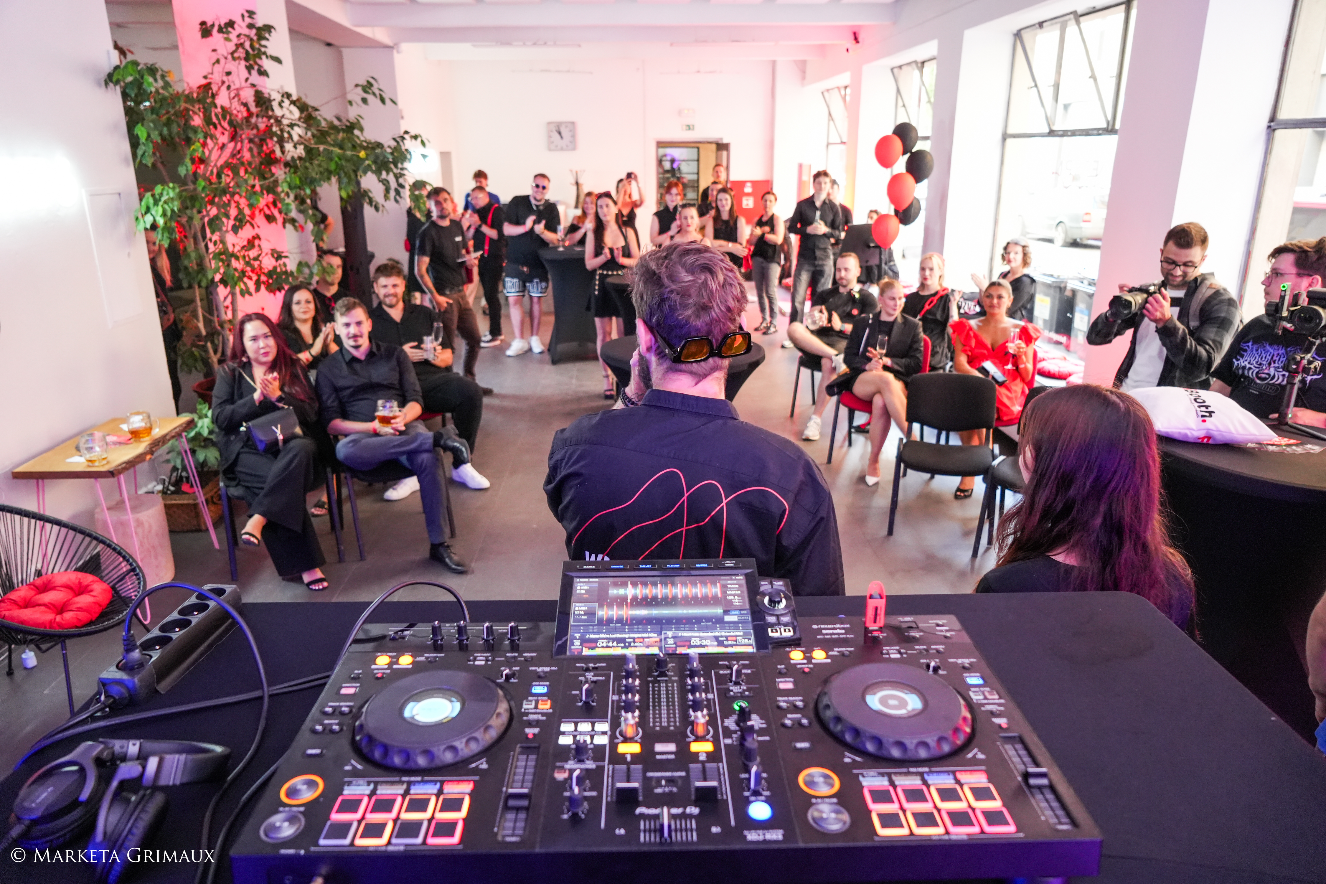 DJ a hosté v Biskup6